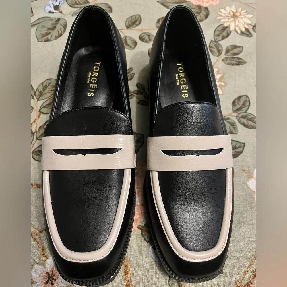 Torgeis Women’s Teagan Black and Cream Loafers size 8